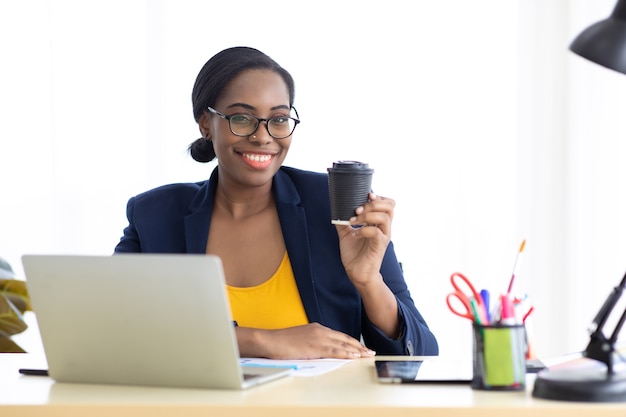 Portret Atrakcyjny Młody African American Businesswoman Picia Czarnej Kawy W Nowoczesnym Biurze Domowym.