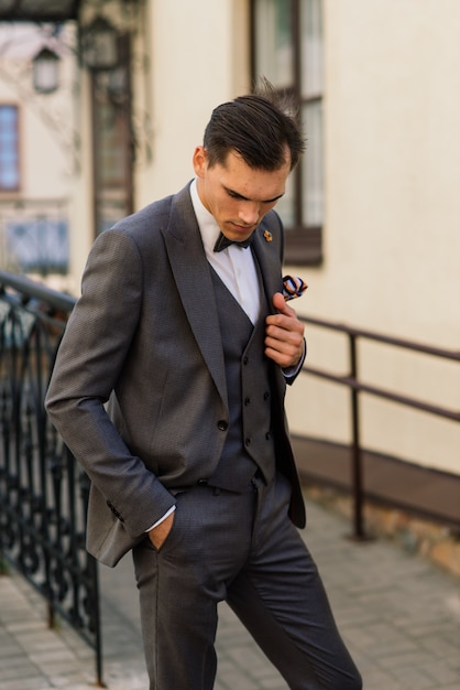 Portret atrakcyjny młody biznesmen w przestrzeni miejskiej na sobie garnitur i krawat.