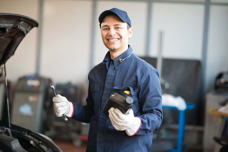 Zdjęcie portret auto mechanicin przód samochód w jego garażu