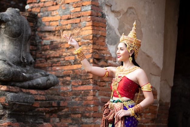 Portret Azjatyckich Kobiet W Strojach Tradycyjnego Tancerza Tajskiego Stoi Przed Starożytnym Posągiem Buddy. Ayuttaya Historical Park, Tajlandia Azja.