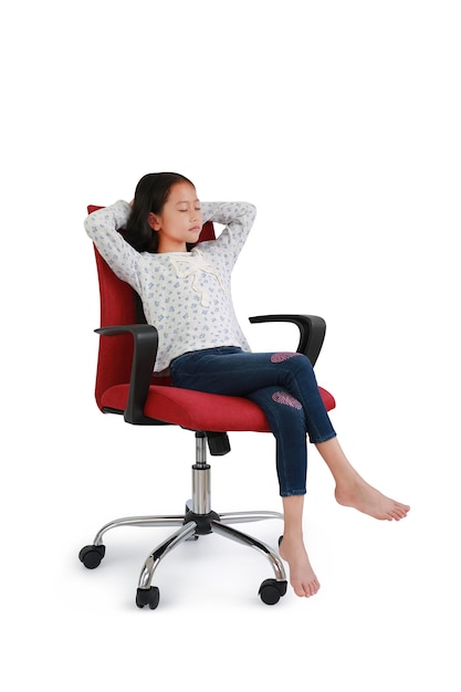 Portret azjatyckie małe dziecko dziewczynka siedzi i relaks na krześle na białym tle na tle białego studia. Obraz o pełnej długości ze ścieżką przycinającą