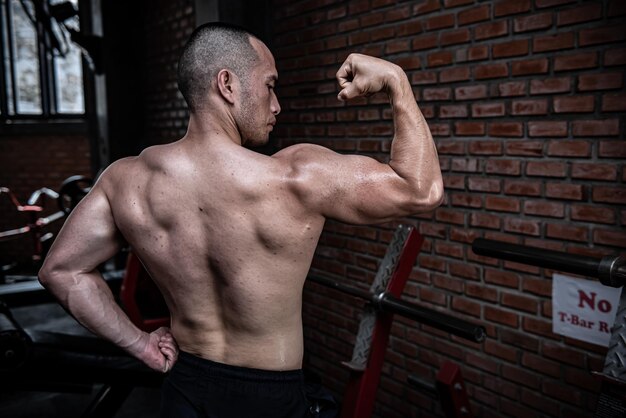 Zdjęcie portret azjatyckiego człowieka duży mięsień na siłownitajlandia ludzietrening na dobre zdrowetrening siłowy ciałafitness w koncepcji siłowni