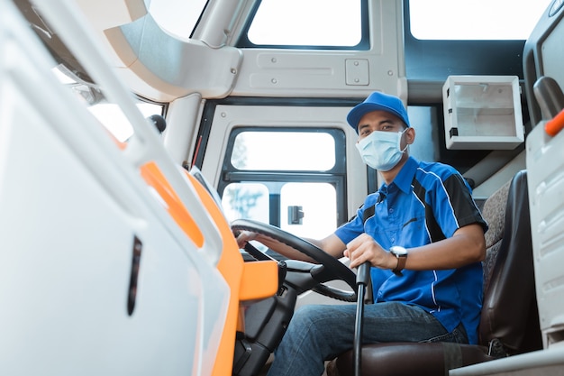 Portret Azjatyckiego Kierowcy Autobusu Na Sobie Mundur I Maskę