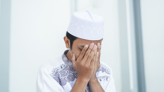Portret Azjatyckiego Muzułmanina Modlącego Się W Meczecie Po Szalacie