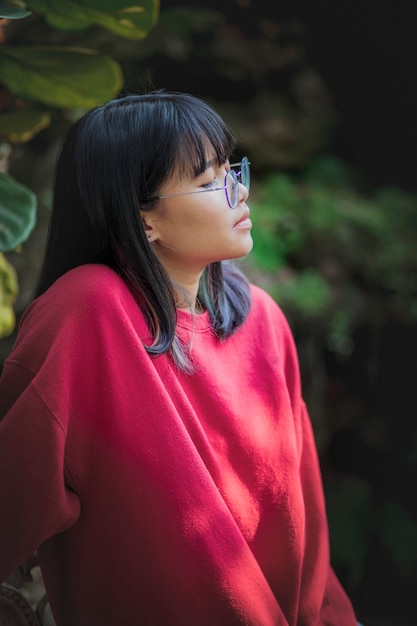 Portret Azjatyckiego Nastolatka Noszenie Okularów Stojących Na Zewnątrz
