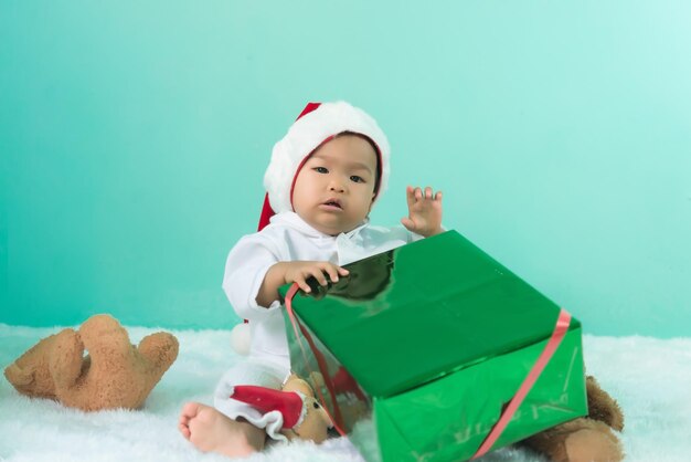 Portret Azjatyckiej Dziewczynki Nosi Czapkę świętego Mikołaja Z Lalką Misiatajlandzkie Pudełko Upominkowe Od Ojca I Matki