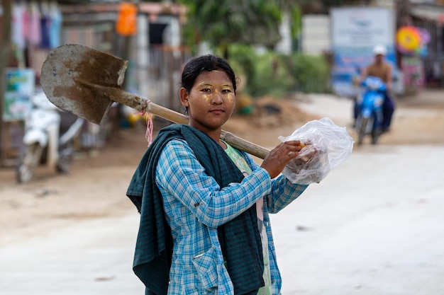 Portret azjatyckiej dziewczyny z łopatą z Myanmaru.