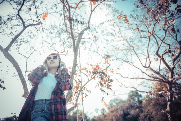 Portret azjatyckiej hipsterki nosić pomarańczowe okulary przeciwsłoneczne w stylu vintageTajka kobieta złota hairshippie lady