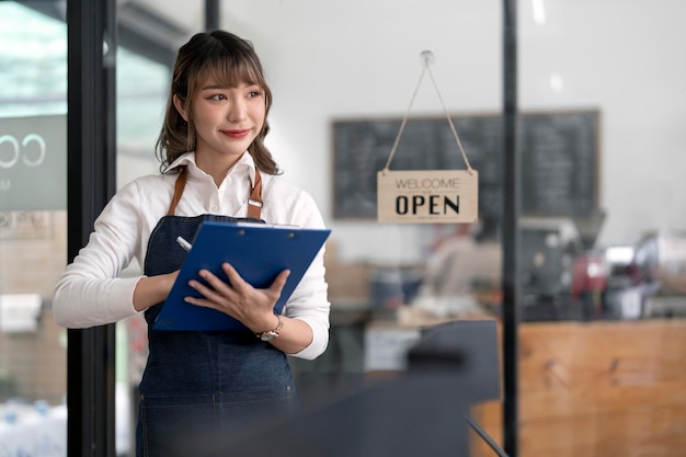 Portret Azjatyckiej Kobiety Barista Kawiarnia Właściciela Koncepcja Biznesowa Przedsiębiorca Mśp Sprzedawca