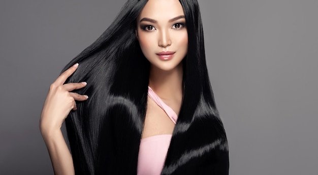 Portret azjatyckiej kobiety o gęstych, zadbanych, błyszczących długich czarnych włosach Orientalne piękno i styl