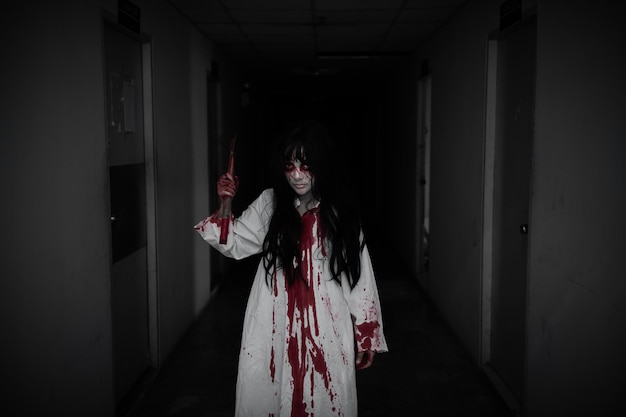 Portret azjatyckiej kobiety tworzą duchStraszna scena horroru na tleKoncepcja festiwalu HalloweenGhost filmy plakatzły duch w mieszkaniu