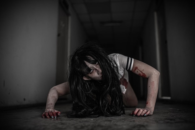 Zdjęcie portret azjatyckiej kobiety tworzącej duchastraszna scena horroru na tlekoncepcja festiwalu halloweenfilmy o duchachplakat zły duch w mieszkaniu
