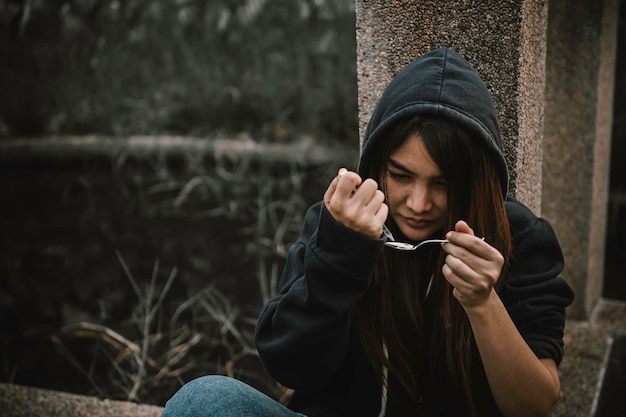 Portret azjatyckiej kobiety uzależnionej od narkotyków