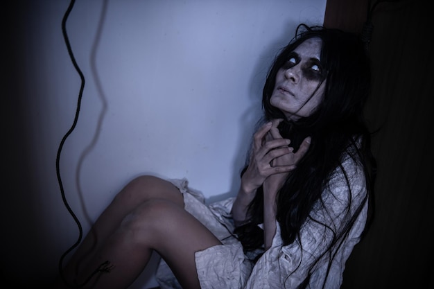 Portret azjatyckiej kobiety z makijażem ducha Przerażająca scena horroru na tle Koncepcja festiwalu Halloween Filmy o duchach poster gniewny duch w mieszkaniu