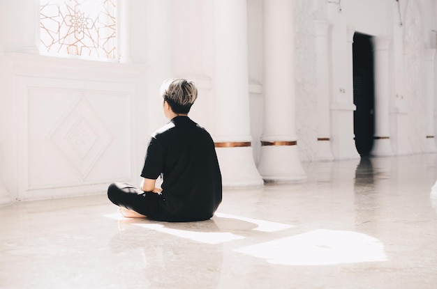 Portret azjatyckiej młodzieży modlącej się uroczyście w meczecie