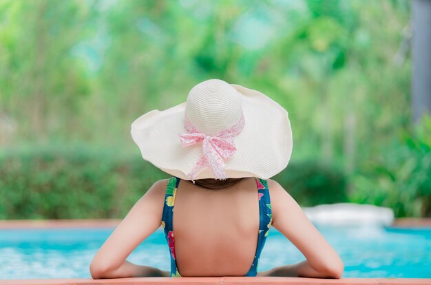 Portret azjatyckiej seksownej kobiety na basenieTajlandia ma smukły kształt ciałaKoncepcja zdrowej kobietyModa bikini lato