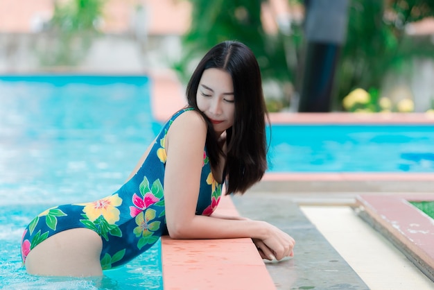 Portret azjatyckiej seksownej kobiety na basenieTajlandia ma smukły kształt ciałaKoncepcja zdrowej kobietyModa bikini lato
