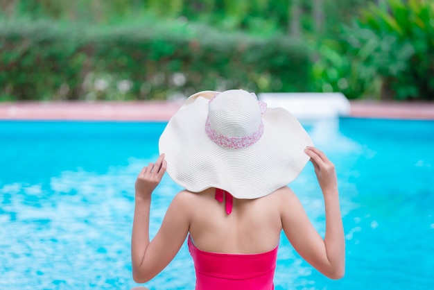 Portret azjatyckiej seksownej kobiety na basenieTajlandia ma smukły kształt ciałaKoncepcja zdrowej kobietyModa bikini lato