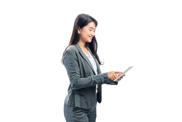 Portret azjatykcia biznesowa kobieta używa cyfrową pastylkę