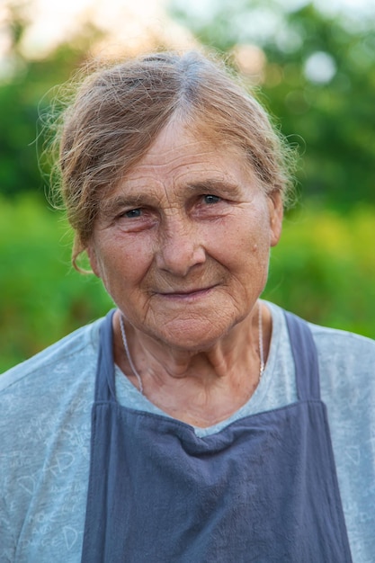 Portret babci w ogrodzie selektywnej ostrości