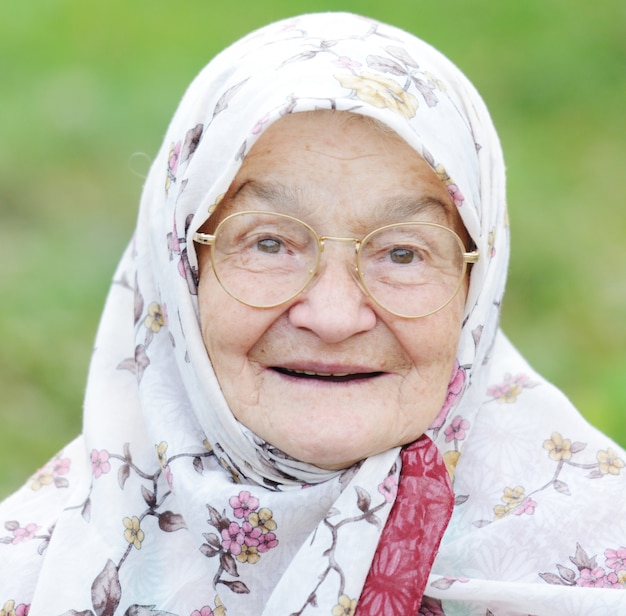 Zdjęcie portret bardzo stara kobieta plenerowa