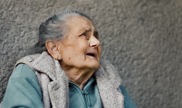 Portret bardzo starej pomarszczonej kobiety