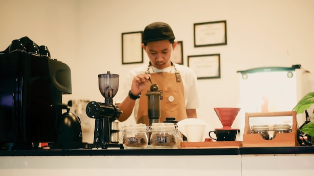 portret baristy robiącego kawę metodą aeropress