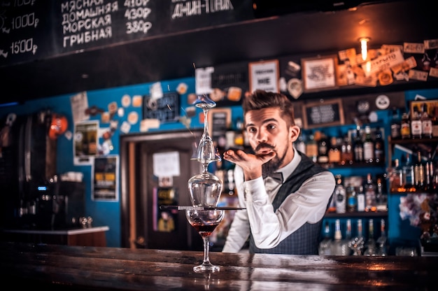 Portret barmana nalewa świeży alkohol do szklanek w pubie