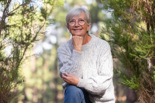 Portret Beztroskiej Starszej Kobiety Rasy Białej Kaukaskiej W Lesie