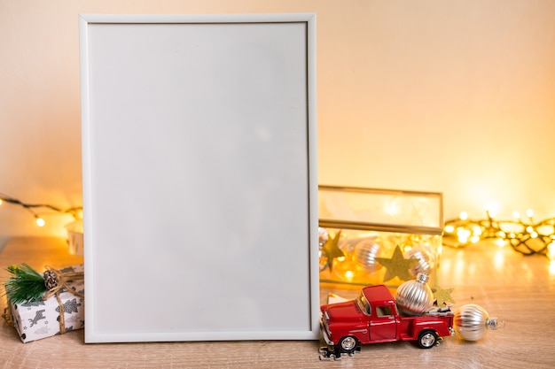 Portret biały obraz ramki makieta z prezentami świątecznymi, światła boken. Zdjęcie wysokiej jakości