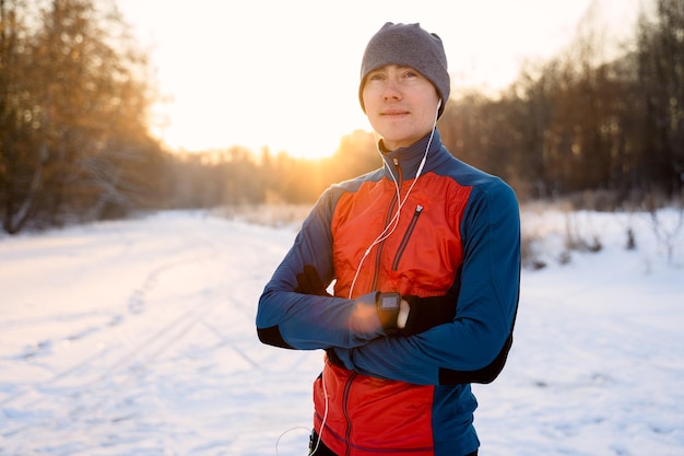 Portret biegacza ubranego w ciepłą odzież sportową