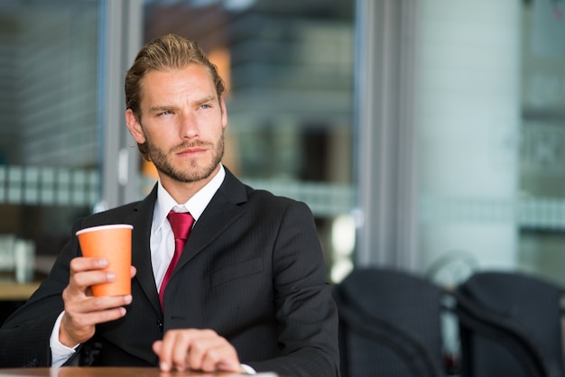 Portret biznesmen pije filiżankę kawy