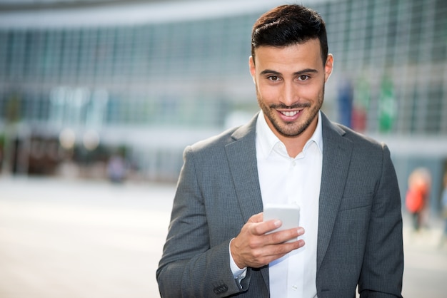 Portret Biznesmen Używa Jego Telefon Komórkowego