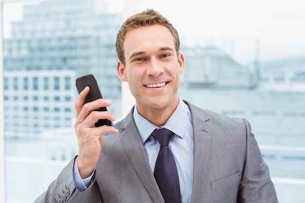 Portret biznesmen używa telefon komórkowego