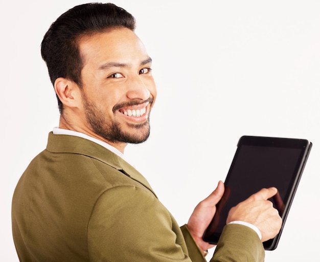 Portret biznesmena i makieta tabletu na ekranie w studio białym tle lub wyszukaj informacje o handlu giełdowym Twarz szczęśliwego azjatyckiego handlowca technologia cyfrowa lub przestrzeń internetowa danych aplikacji