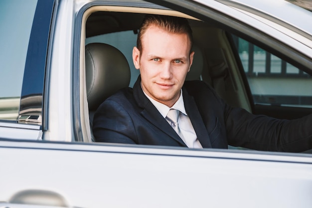 Portret biznesmena prowadzącego samochód