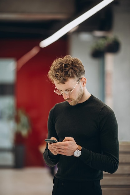 Portret biznesmena trzymającego telefon komórkowy