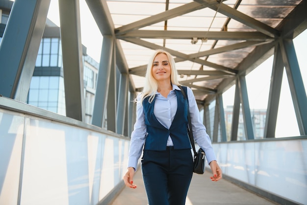 Portret biznesowej kobiety ono uśmiecha się plenerowy