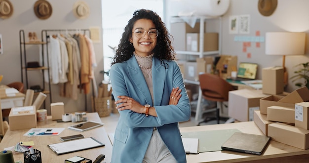 Portret Bizneswoman I Projektant Mody Z Skrzyżowanymi Ramionami W Butikie Odzieży Lub Startupie Zaufanie Szczęśliwy Krawiec I Profesjonalny Przedsiębiorca I Kreatywny Pracownik W Okularach W Brazylii