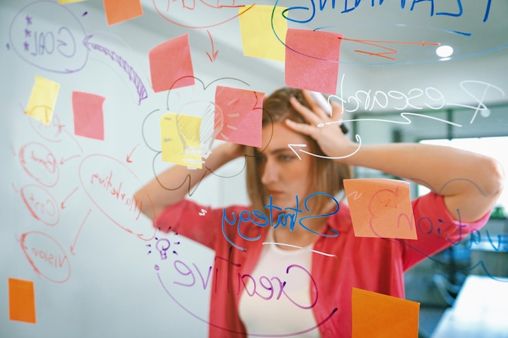 Zdjęcie portret bizneswoman myśląc, stojąc przed tablicą niepokalanego