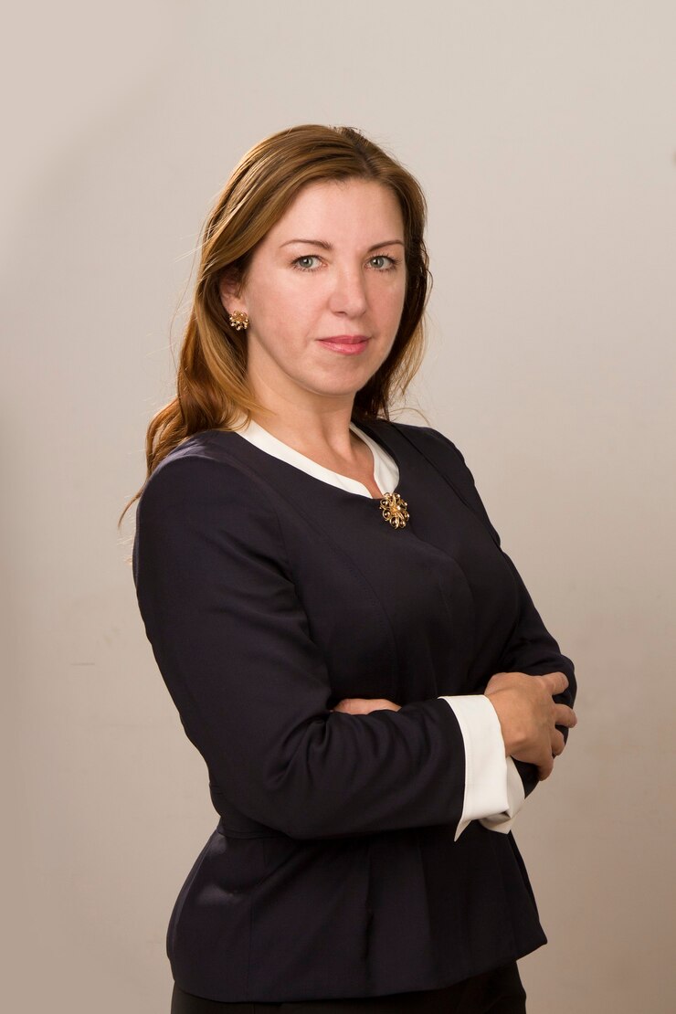 Portret bizneswoman na szarym tle biura