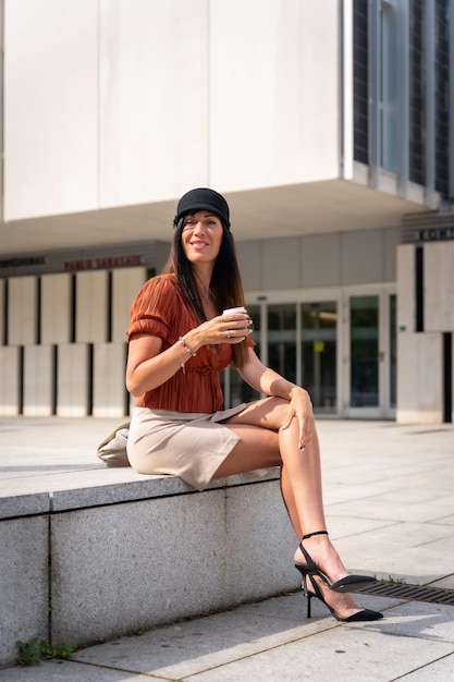 Portret Bizneswoman Poza Biurem Z Kawą W Dłoni, Patrząc W Kamerę