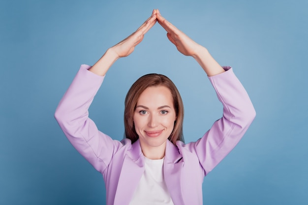 Portret Bizneswoman Trzyma Dwie Ręce Nad Głową Na Białym Tle Na Niebieskim Tle