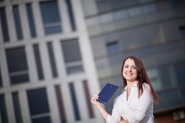 Portret bizneswoman trzyma tabletkę