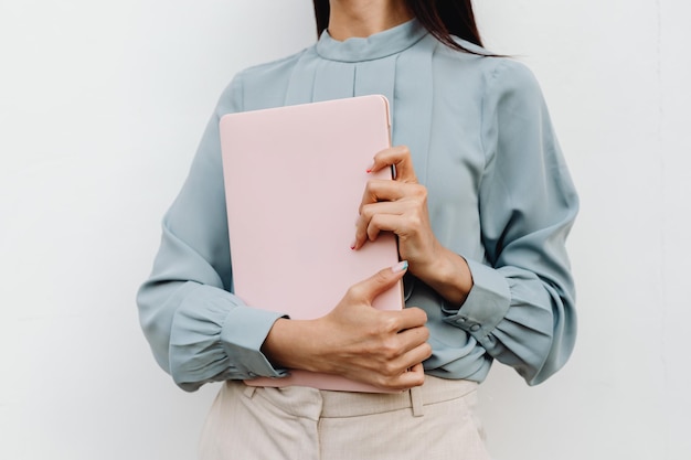 Portret bizneswoman trzymającej laptopa na białym tle