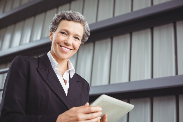 Portret bizneswoman używa cyfrową pastylkę