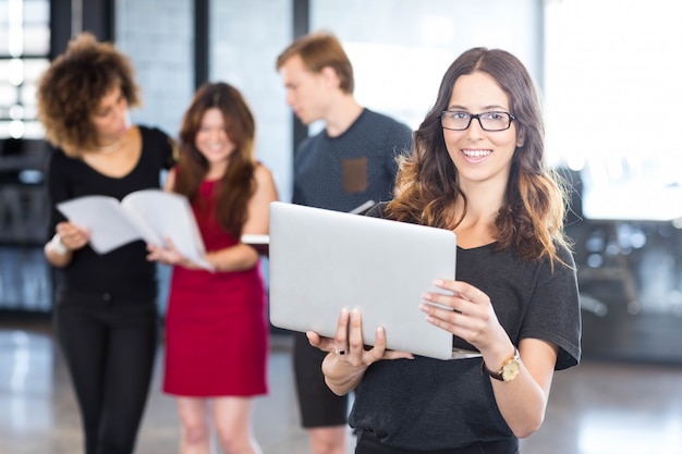 Portret bizneswoman używa laptop i kolegów dyskutować