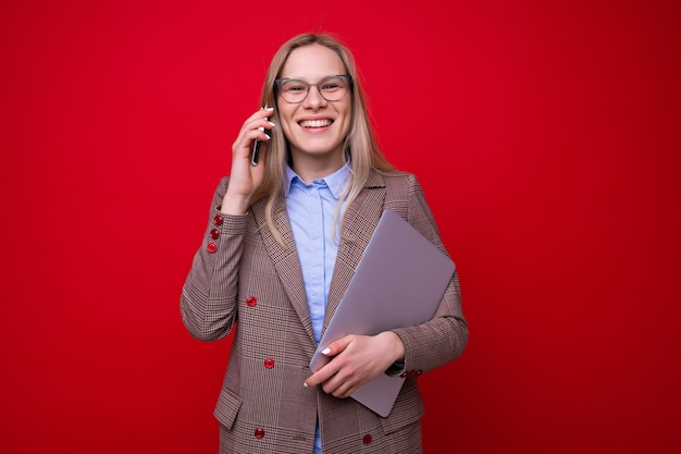 Portret Bizneswoman Z Laptopem, Który Rozmawia Przez Telefon