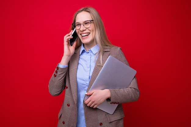 Portret Bizneswoman Z Laptopem, Który Rozmawia Przez Telefon