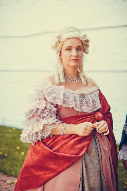 Portret blondynki ubranej w historyczne ubrania barokowe ze staromodną fryzurą